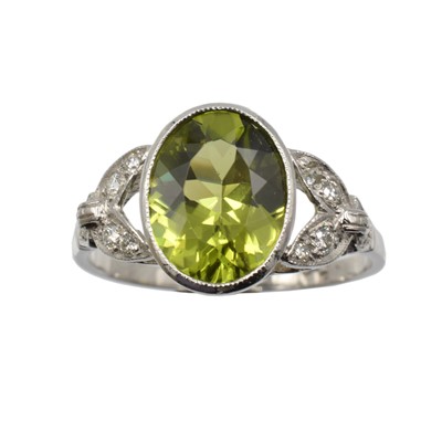 Lot 191 - A peridot and diamond leaf-style ring set in platinum