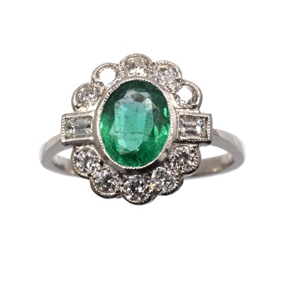 Lot 156 - An emerald and diamond platinum cluster ring