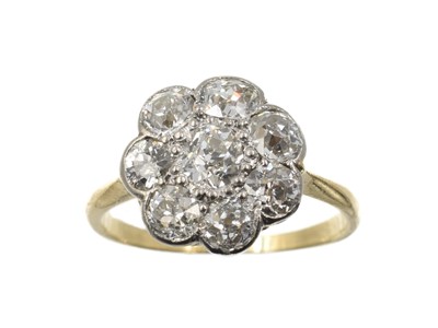 Lot 247 - An 18ct gold and diamond Art Deco-style daisy ring