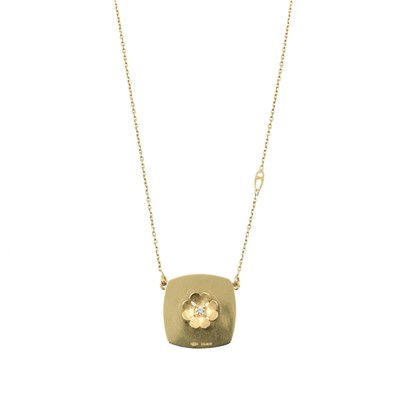 Lot 197 - An 18ct yellow gold necklace with a floral pendant