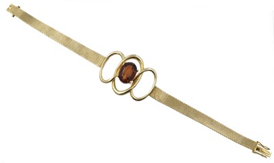 Lot 32 - A 9ct yellow gold quartz bracelet