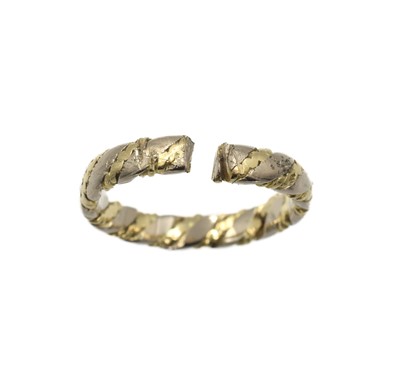 Lot 160 - A split 18ct two-tone gold ring