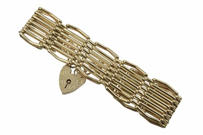 Lot 368 - A vintage 9ct gold gate bracelet