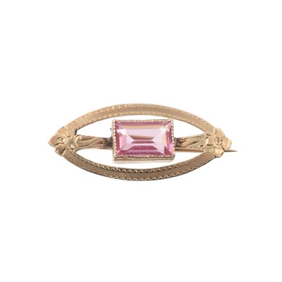 Lot 37 - A pink glass brooch, set in 10ct gold