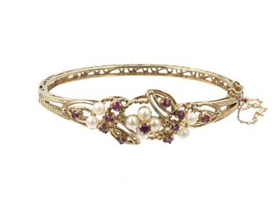 Lot 130 - A vintage ruby and pearl hinged bangle, set in 9ct gold