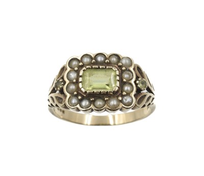 Lot 126 - A peridot and seed pearl ring, set in 9ct gold