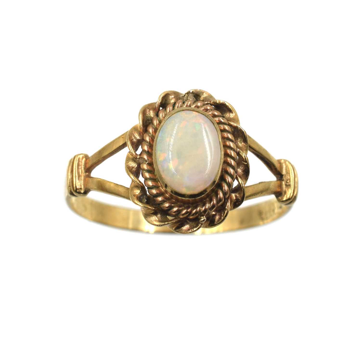 Lot 17 - An opal ring, set in 9ct gold