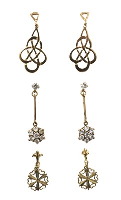 Lot 123 - A selection of 9ct gold drop earrings.