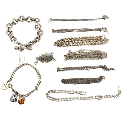 Lot 19 - A selection of silver jewellery