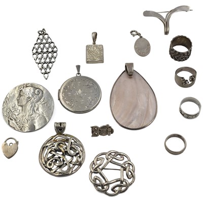 Lot 318 - Selection of silver jewellery