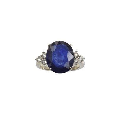 Lot 28 - An 18ct white gold sapphire and diamond ring