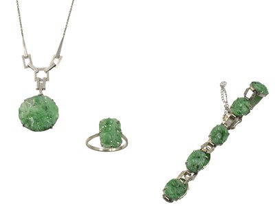 Lot 254 - A carved and pierced jade set, set in 9ct gold