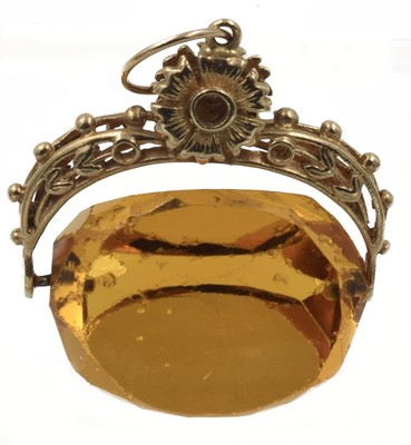 Lot 326 - A 9ct yellow gold and citrine swivel fob
