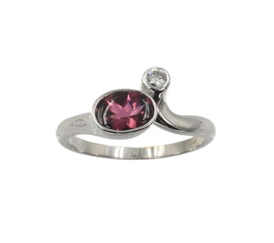 Lot 300 - A stylised garnet and diamond ring, set in 9ct gold