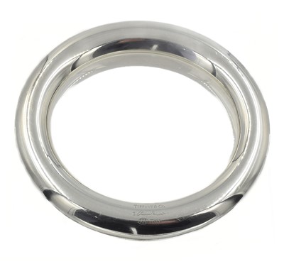Lot 36 - Tiffany Elsa Peretti Doughnut bangle, set in silver