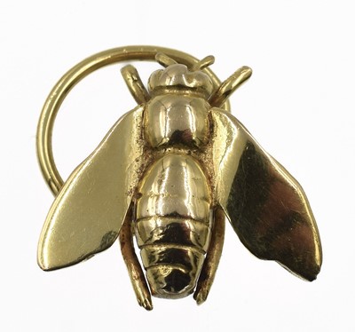 Lot 209 - A 9ct yellow gold fly pendant