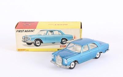 Lot 351 - A Dinky Toys 160 "Mercedes-Benz 250 S.E." Diecast Model by Meccano Ltd.