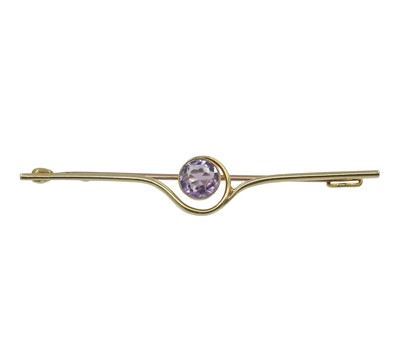 Lot 27 - A 15ct gold and amethyst Edwardian brooch