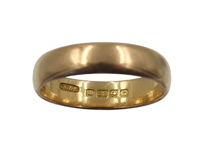 Lot 100 - A 22ct gold wedding band
