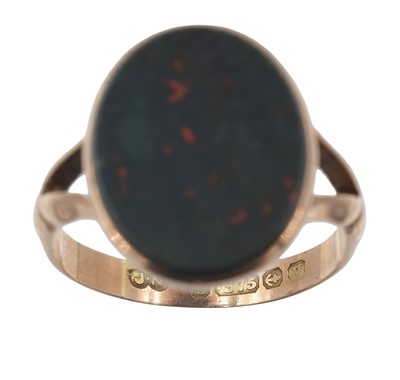 Lot 24 - A 9ct gold and blood stone ring