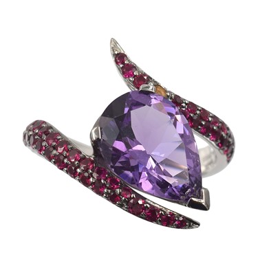 Lot 103 - An 18ct gold, ruby and amethyst ring "Aurora" ring by Shaun Leane