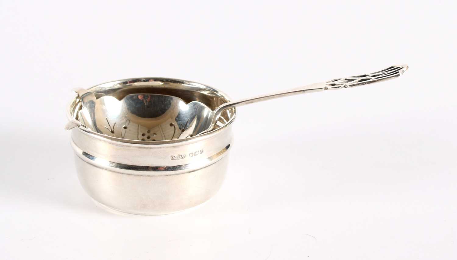 Lot 22 - A George V Silver Tea Strainer and Stand