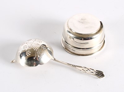 Lot 22 - A George V Silver Tea Strainer and Stand