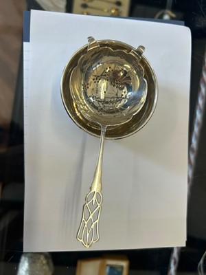 Lot 22 - A George V Silver Tea Strainer and Stand