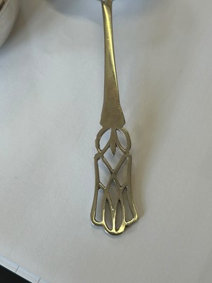 Lot 22 - A George V Silver Tea Strainer and Stand