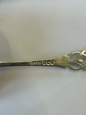 Lot 22 - A George V Silver Tea Strainer and Stand