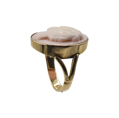 Lot 35 - A 9ct yellow gold conch cameo ring