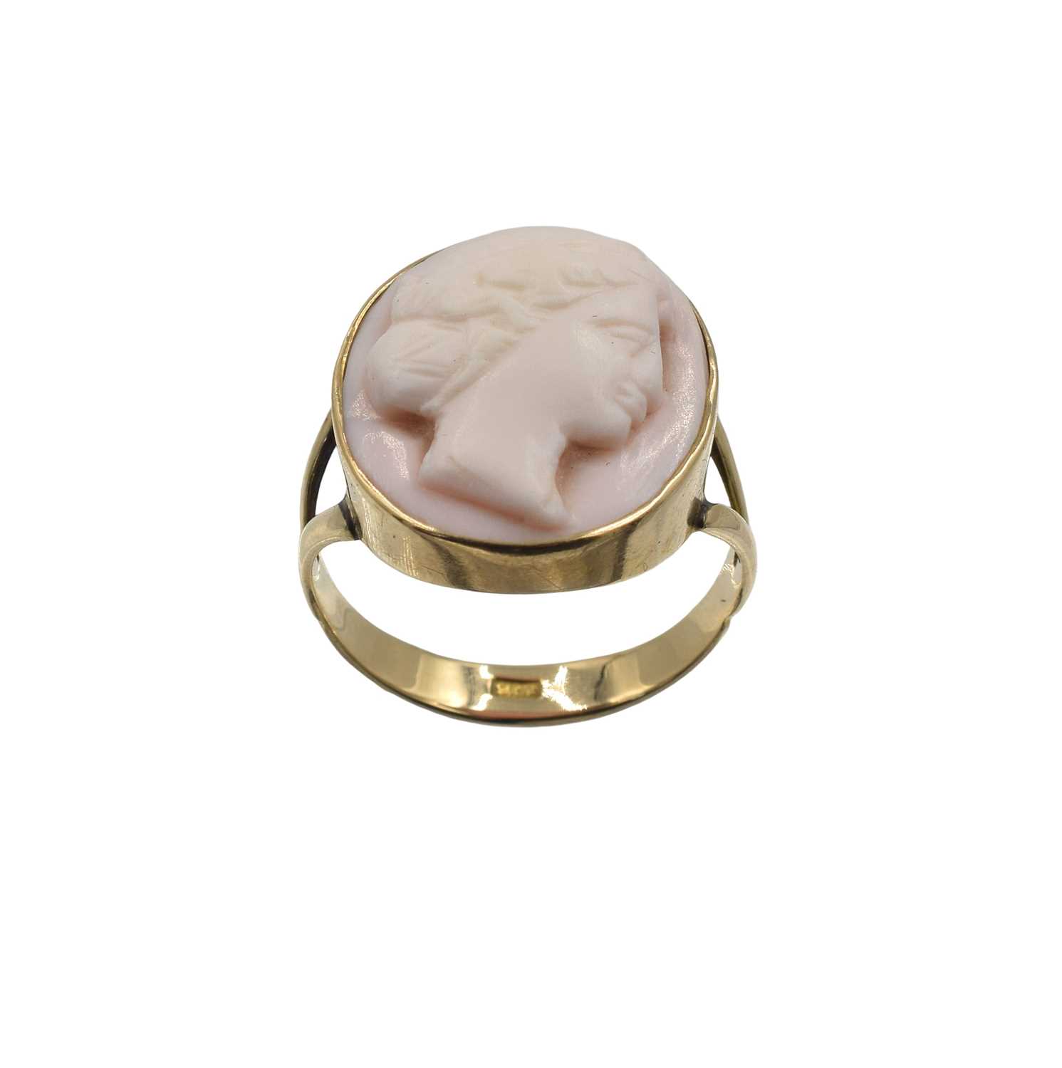 Lot 35 - A 9ct yellow gold conch cameo ring