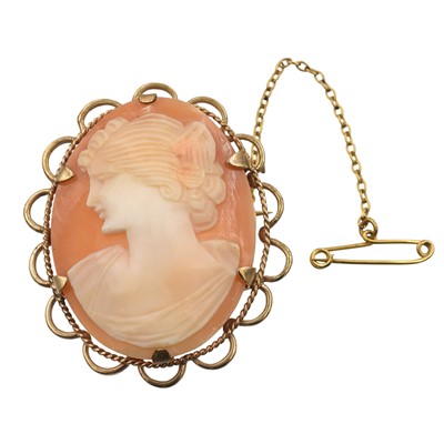 Lot A yellow metal cameo brooch