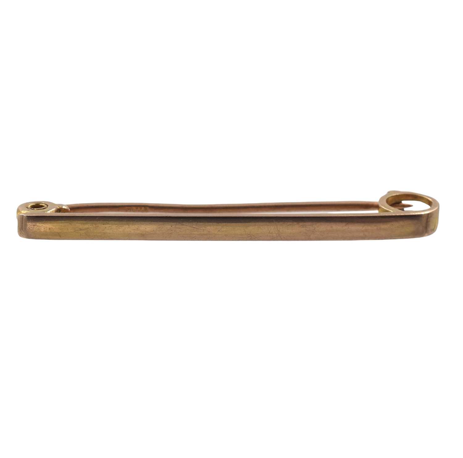 Lot A 9ct gold tie pin