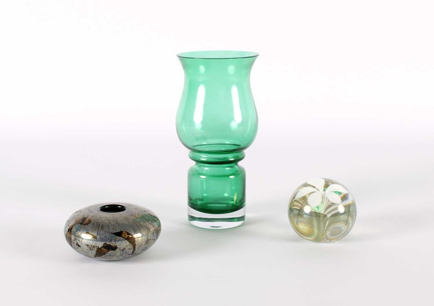 Lot 34 - Green "Tulppaani (Tulip)" Vase by Tamara Aladin for Riihimaki