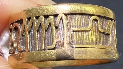 Lot 32 - A yellow metal zodiac ring