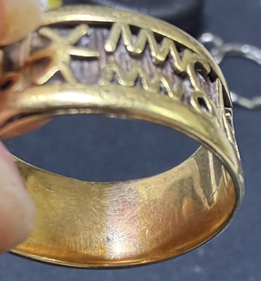Lot 32 - A yellow metal zodiac ring