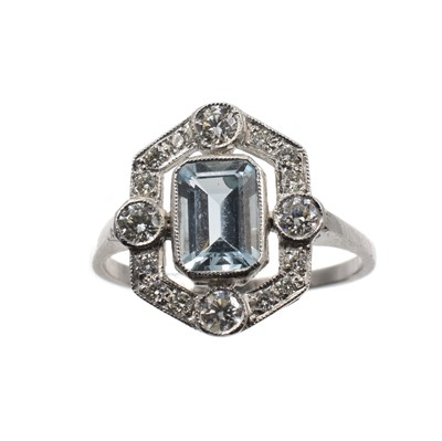 Lot 278 - An Art Deco aquamarine and diamond cluster ring