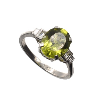 Lot 147 - A Peridot and diamond ring