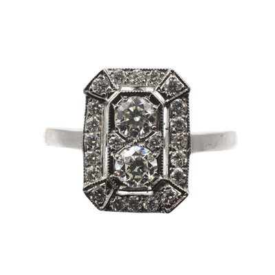 Lot 198 - An Art Deco diamond plaque ring
