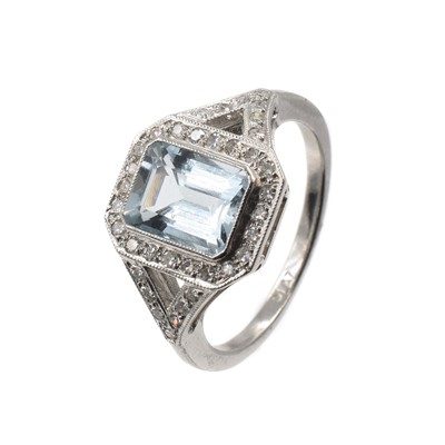 Lot 126 - An aquamarine and diamond ring