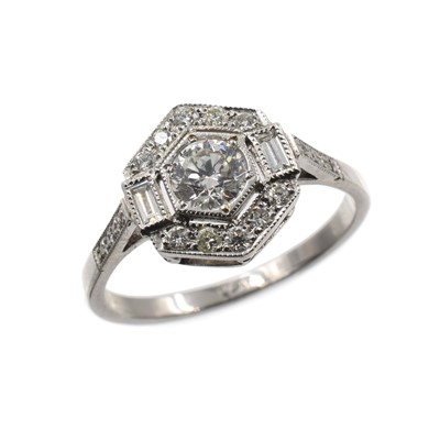 Lot 257 - An Art Deco diamond cluster ring