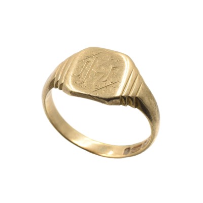 Lot 219 - A 9ct yellow gold signet ring