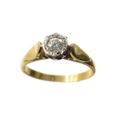 Lot 110 - A yellow metal diamond solitaire ring