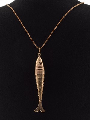 Lot 37 - A 9ct yellow gold articulated fish pendant necklace
