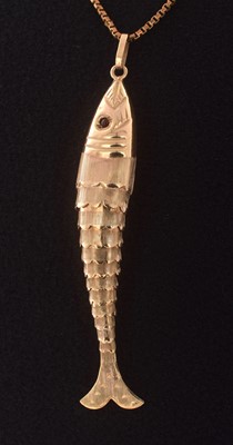 Lot 37 - A 9ct yellow gold articulated fish pendant necklace