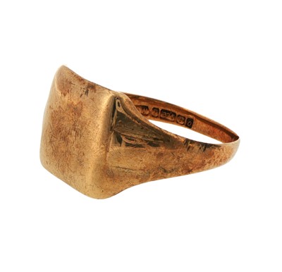 Lot 41 - A 9ct yellow gold signet ring