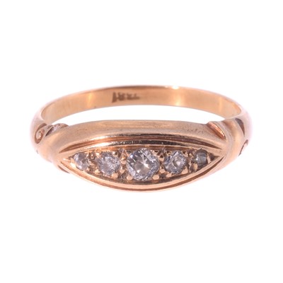 Lot 194 - A yellow metal gold diamond ring