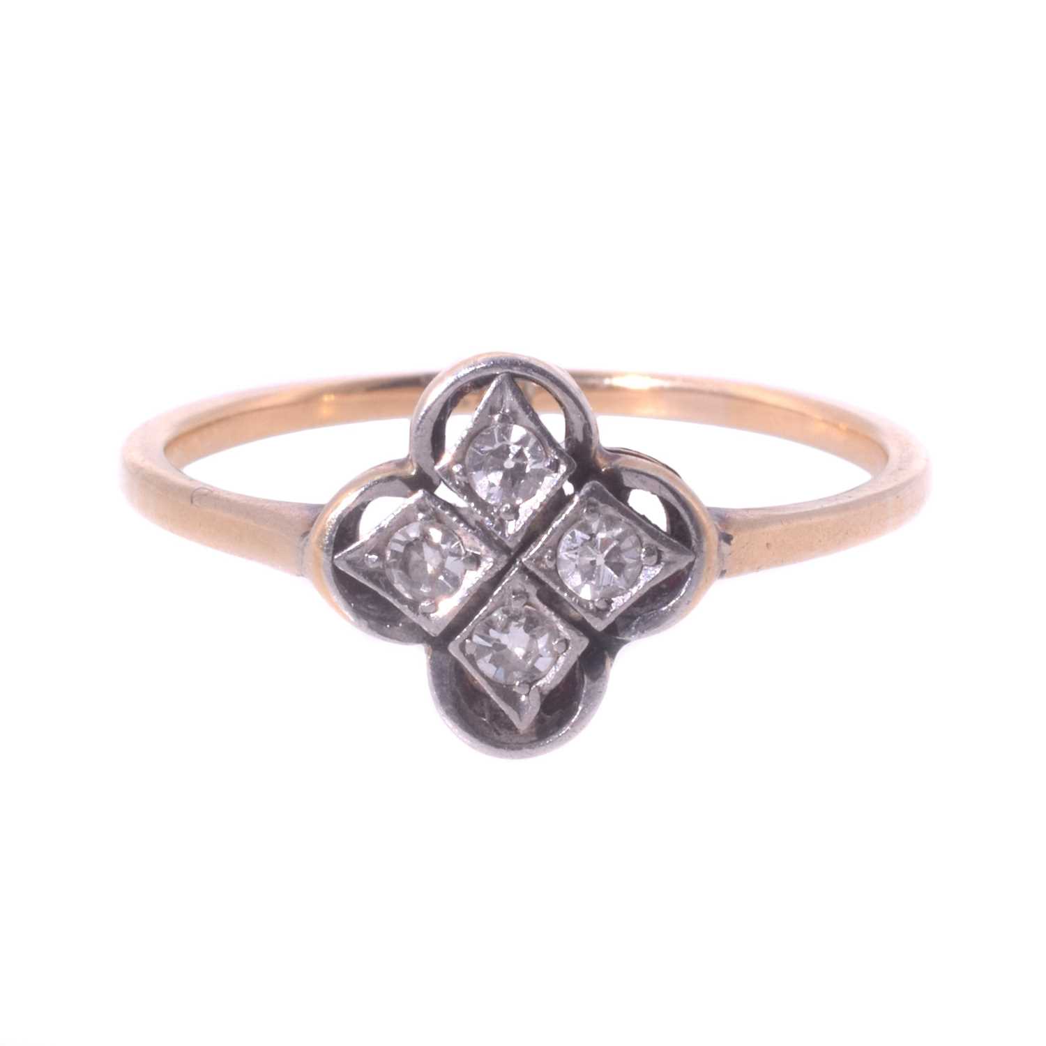 Lot 3 - An 18ct yellow gold diamond ring