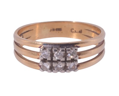 Lot 229 - An 18ct yellow gold diamond ring